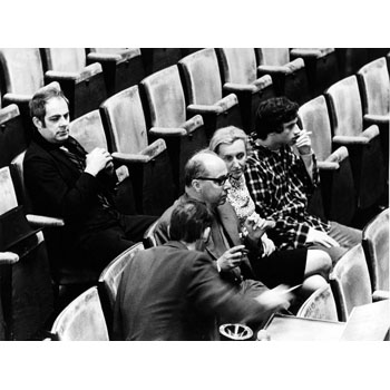 Gustav Manker 1969 mit Luc Bondy (ganz rechts) inszeniert "Das Haus der Temperamente" am Thalia Theater Hamburg